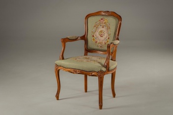 Старинное кресло из бука с гобеленовой обивкой код. RM4101557