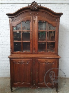 картинка Антикварная витрина в стиле Людовика XV салоне старинных вещей "Шебби" являющийся официальным дистрибьютором в России и Беларуси