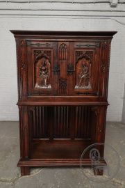 Антикварный поставец с резьбой в виде девушки и задумчивого старца с книгой код. BE43385