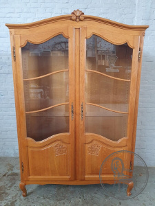 картинка Старинный дубовый посудный шкаф с фигурными опорами салоне старинных вещей "Шебби" являющийся официальным дистрибьютором в России и Беларуси