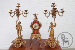 картинка Антикварные французские каминные часы из бронзы с канделябрами (2 шт.) салоне старинных вещей "Шебби" являющийся официальным дистрибьютором в России и Беларуси