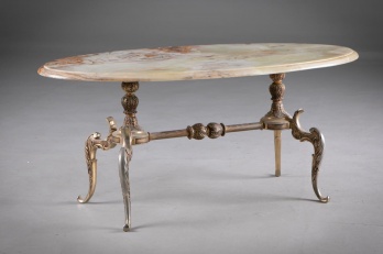 Старинный журнальный столик с латунными ножками и столешницей из оникса код. RM4165633