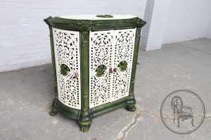 картинка Антикварная печка из чугуна в стиле модерн салоне старинных вещей "Шебби" являющийся официальным дистрибьютором в России и Беларуси