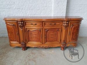 картинка Старинный комод-дрессуар с изогнутыми фасадами салоне старинных вещей "Шебби" являющийся официальным дистрибьютором в России и Беларуси