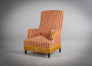 Антикварное кресло с обивкой в вертикальную полоску код.&nbsp;RM4165813