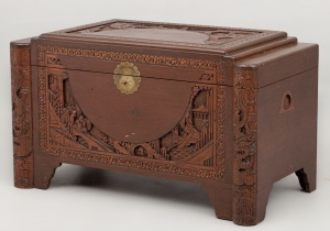 картинка Старинная резная сандаловая шкатулка-сундук салоне старинных вещей "Шебби" являющийся официальным дистрибьютором в России и Беларуси