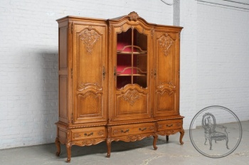 Антикварный книжный шкаф с изящной резьбой и короной код. BE4097381