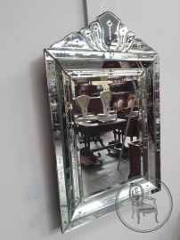 Старинное настенное зеркало в стеклянной резной раме код. BE3259525