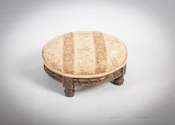 Антикварный пуфик в классическом стиле код. RM4165738