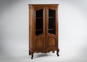 картинка Антикварный сервант с ножками-кабриоль и резной царгой салоне старинных вещей "Шебби" являющийся официальным дистрибьютором в России и Беларуси