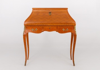 Старинный секретth с маркетри и бронзовыми накладками код. RM4098304