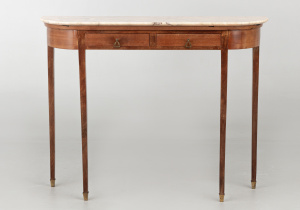 картинка Антикварный консольный столик салоне старинных вещей "Шебби" являющийся официальным дистрибьютором в России и Беларуси