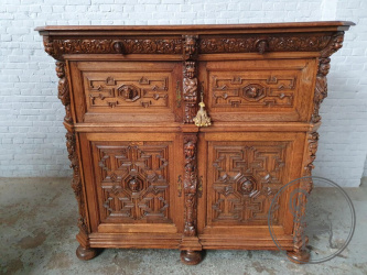 Антикварный буфет с орнаментальной резьбой и барельефами код. BE3259566