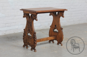 картинка Антикварный столик салоне старинных вещей "Шебби" являющийся официальным дистрибьютором в России и Беларуси