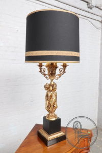 картинка Старинная настольная лампа салоне старинных вещей "Шебби" являющийся официальным дистрибьютором в России и Беларуси