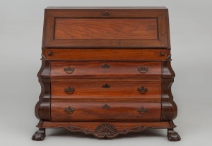 картинка Антикварный секректер на ножках с птичьими лапами салоне старинных вещей "Шебби" являющийся официальным дистрибьютором в России и Беларуси