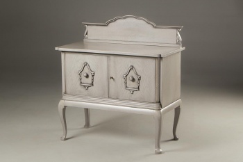 Старинный дубовый комод на изогнутых ножках с фигурным изголовьем код.&nbsp;RM4101509