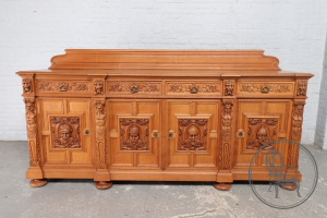 картинка Антикварный дубовый комод с резными портретами и антропоморфными колоннами салоне старинных вещей "Шебби" являющийся официальным дистрибьютором в России и Беларуси