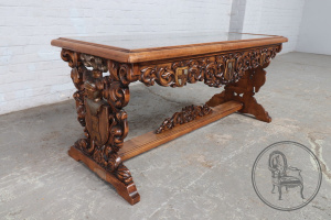 картинка Антикварный столик салоне старинных вещей "Шебби" являющийся официальным дистрибьютором в России и Беларуси