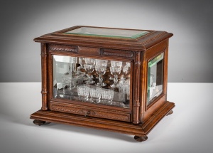 картинка Антикварный ликерный бар (cave à liqueur) в ореховом корпусе салоне старинных вещей "Шебби" являющийся официальным дистрибьютором в России и Беларуси