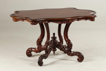 Старинный стол с фигурной столешницей и резным подстольем код. RM4101720