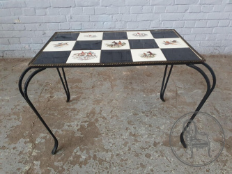 Старинный кофейный столик с иллюстрациями на охотничью тематику код. BE3259557