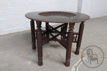 Антикварный ореховый столик, декорированный резьбой в восточном стиле и интарсиями код. BE4096963