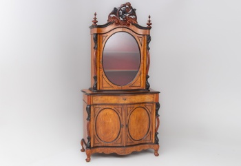 Антикварная витрина из красного дерева с витой резной короной код. RM4101051