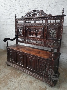 картинка Антикварная скамья с сюжетной объемной резьбой салоне старинных вещей "Шебби" являющийся официальным дистрибьютором в России и Беларуси