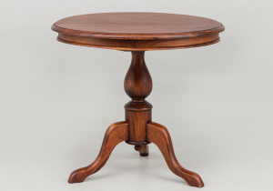 картинка Cтаринный столик салоне старинных вещей "Шебби" являющийся официальным дистрибьютором в России и Беларуси