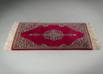 Старинная ковровая дорожка с цветочными узорами и бахромой код. RM4165203