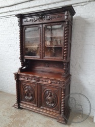 Антикварный буфет с резьбой в охотничьем стиле код. BE4097504
