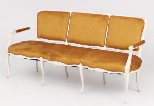 картинка Старинная скамейка в белом корпусе салоне старинных вещей "Шебби" являющийся официальным дистрибьютором в России и Беларуси