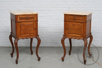 Пара антикварных тумбочек на фигурных ножках с мраморной столешницей код. BE4097753