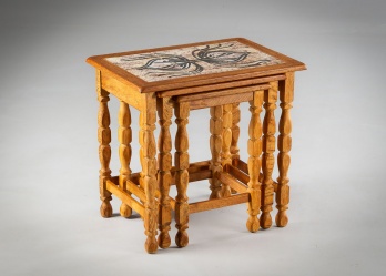 Старинные дубовые столики (3 шт.) с верхом их керамической плитки код. RM4150603