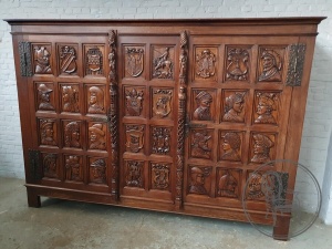 картинка Антикварный высокий комод в готическом стиле салоне старинных вещей "Шебби" являющийся официальным дистрибьютором в России и Беларуси