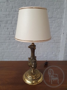 картинка Старинная настольная лампа салоне старинных вещей "Шебби" являющийся официальным дистрибьютором в России и Беларуси