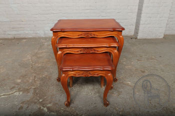 Старинный комплект столиков (3 шт.) из красного дерева в стиле рококо код. BE107179