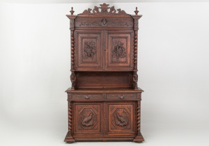 картинка Антикварный буфет в охотничьем стиле салоне старинных вещей "Шебби" являющийся официальным дистрибьютором в России и Беларуси