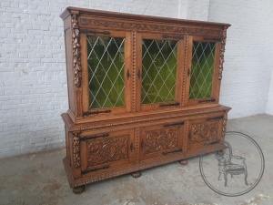 картинка Антикварная витрина с витражами и коваными элементами салоне старинных вещей "Шебби" являющийся официальным дистрибьютором в России и Беларуси