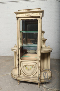 картинка Антикварная витрина из ореха в стиле прованс салоне старинных вещей "Шебби" являющийся официальным дистрибьютором в России и Беларуси