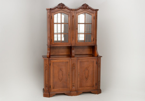 картинка Старинный посудный шкаф салоне старинных вещей "Шебби" являющийся официальным дистрибьютором в России и Беларуси