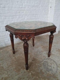 Антикварный резной столик со столешницей, обтянутой гобеленом код. BE4112898