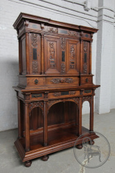 Антикварный буфет с резьбой в античном стиле и арками код. BE3259456