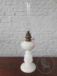 Антикварная керосиновая лампа из опалового стекла код. BE107479