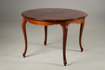 Старинный столик из красного дерева с фактурной поверхностью код. RM4103759