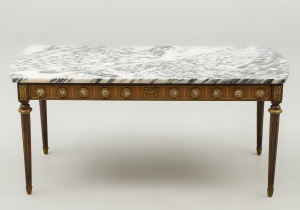 картинка Старинный столик салоне старинных вещей "Шебби" являющийся официальным дистрибьютором в России и Беларуси