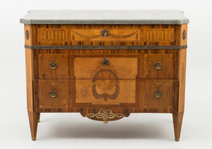 картинка Старинный комод салоне старинных вещей "Шебби" являющийся официальным дистрибьютором в России и Беларуси