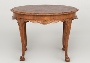 картинка Старинный столик салоне старинных вещей "Шебби" являющийся официальным дистрибьютором в России и Беларуси