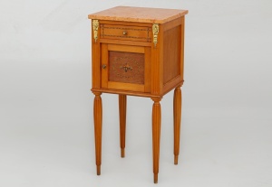 картинка Антикварный комод из красного дерева с мрамором салоне старинных вещей "Шебби" являющийся официальным дистрибьютором в России и Беларуси